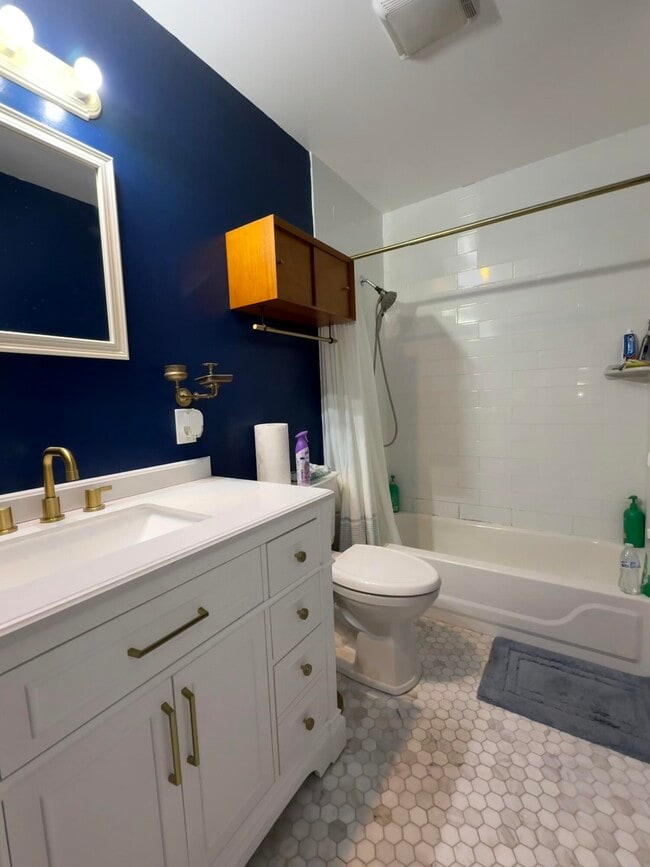 Building Photo - 409 N Cypress Dr