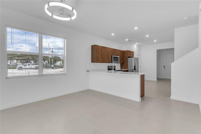 Building Photo - 615 NE 1st Ave