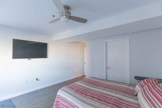 Building Photo - 701 W Lakeside Ave