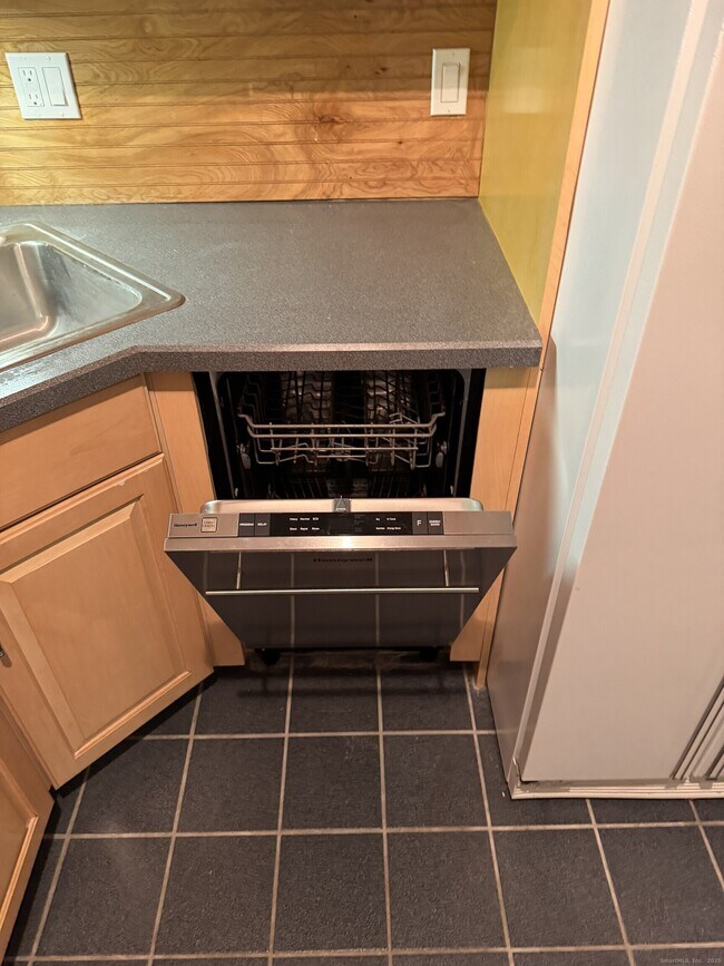 Building Photo - 239 Old Farms Rd