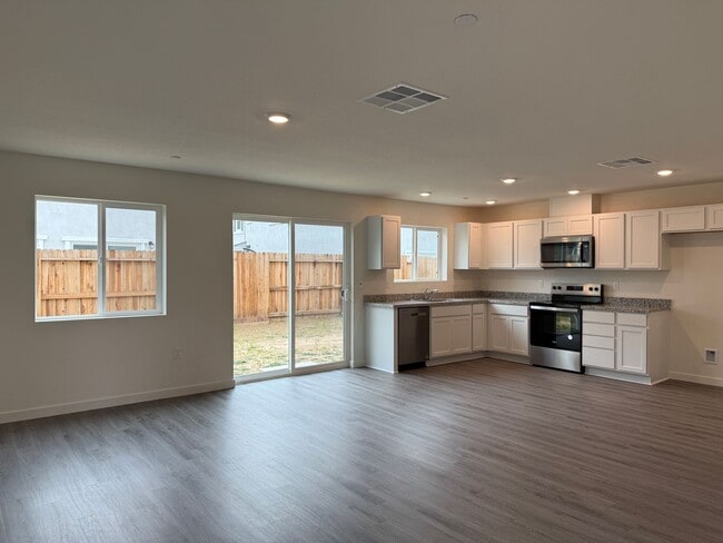 Building Photo - 3 Bed 2.5 Ba 2 Car Garage in Roseville!