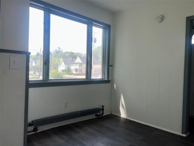 Building Photo - 216 Robinson St