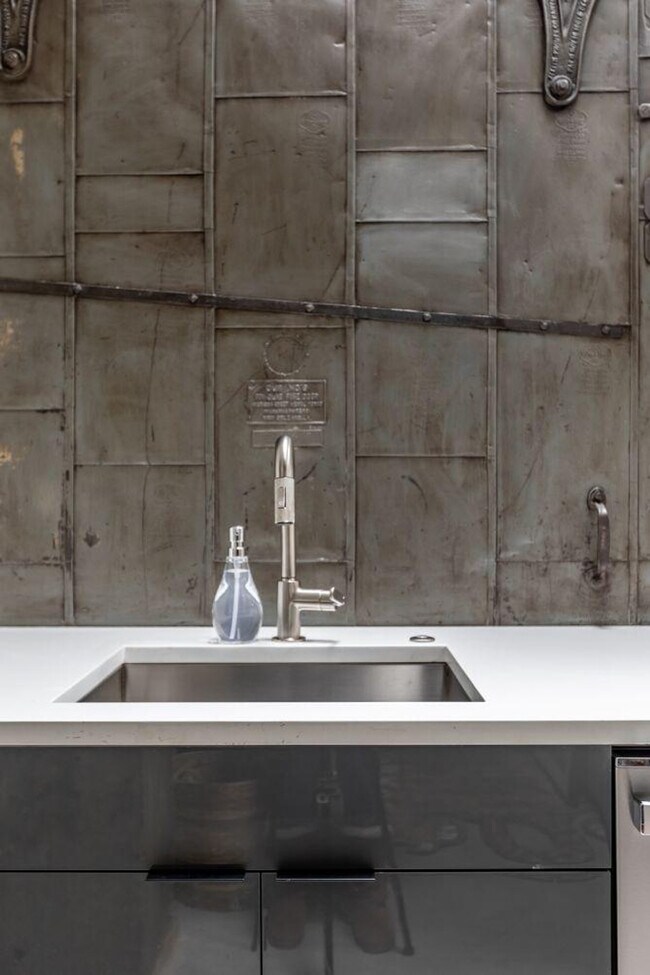 Building Photo - 315 Girod St