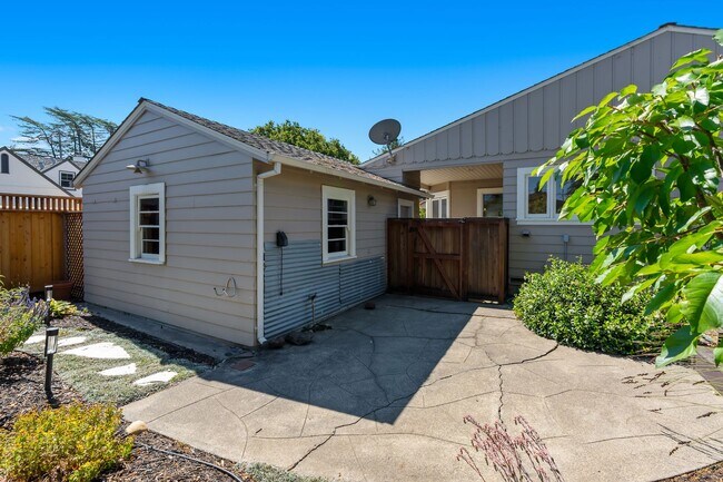 Building Photo - Downtown Napa 3 bed 2 bath single level home