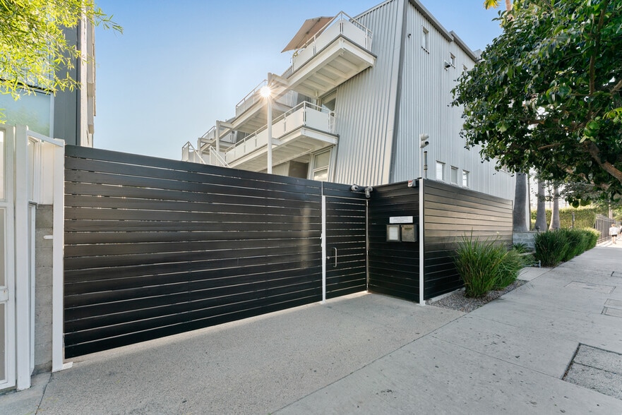 Code Entrance - 615 Hampton Dr