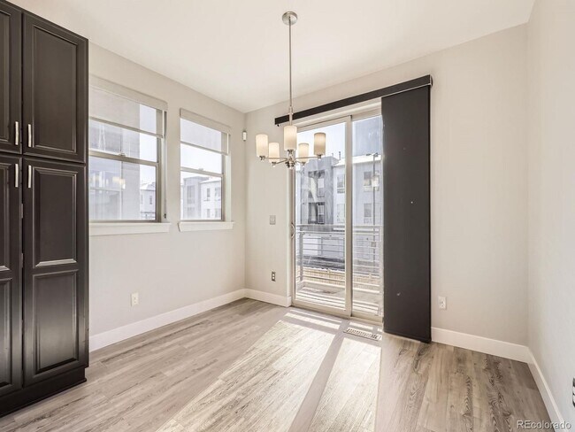 Building Photo - 2 bedroom townhome in Northfield Central Park Denver.