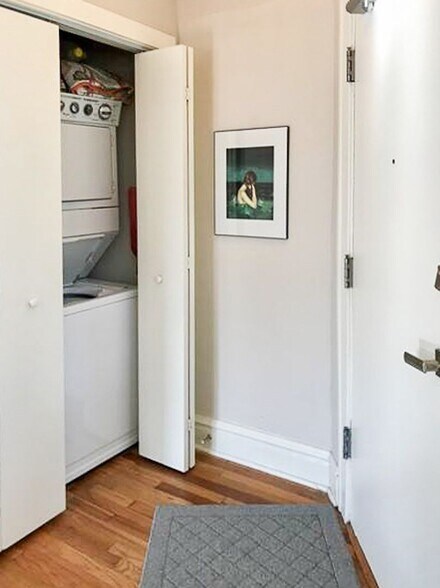 Building Photo - 2229 W Wilson Ave