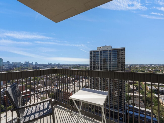 Building Photo - 1660 N La Salle Dr