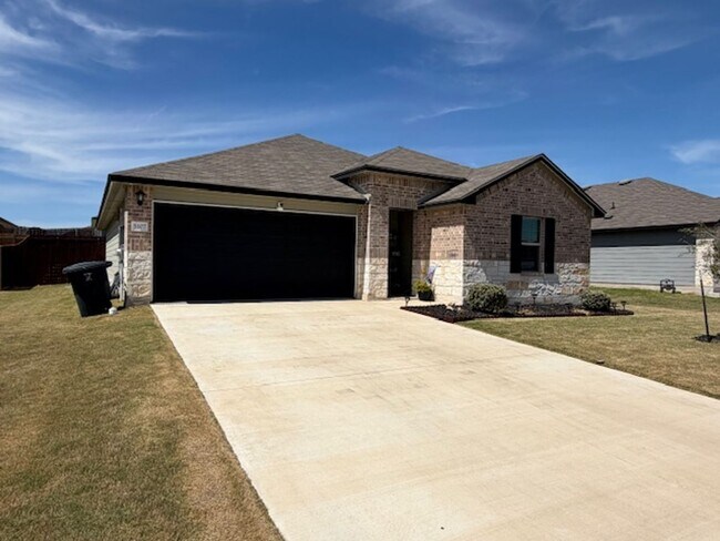 Building Photo - 4 Bedroom 2 Bath in Mesa Verde