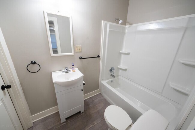 Building Photo - 820 Comfort St