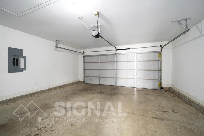 Building Photo - 473 River Crest Dr N