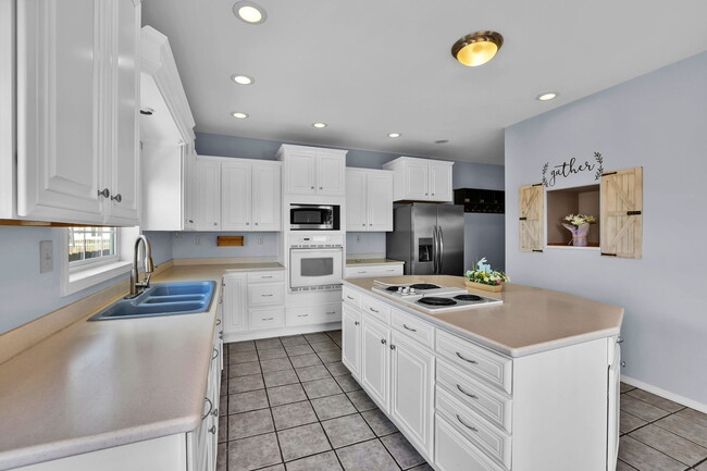 Building Photo - 6674 Chantilly Pl