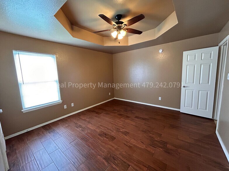 Building Photo - 320 Chateau Dr