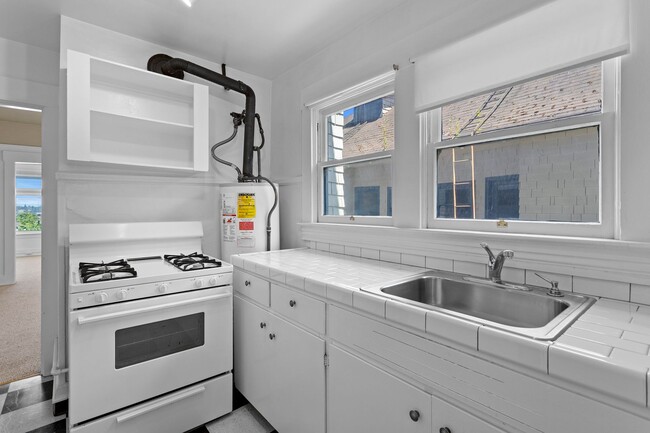 Building Photo - 1 Bedroom close to SW! Pets Ok! Walking di...