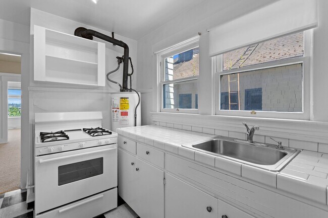 Building Photo - 1 Bedroom with den close to SW! Walking distance to Providence Park!