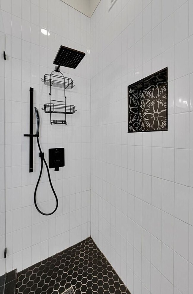 Building Photo - Beautiful 3 bedroom / 3 bath house available now!