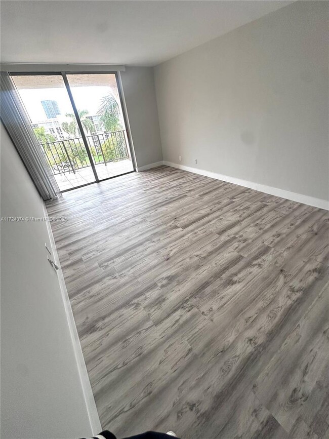 Building Photo - 1 bedroom in Hallandale FL 33009