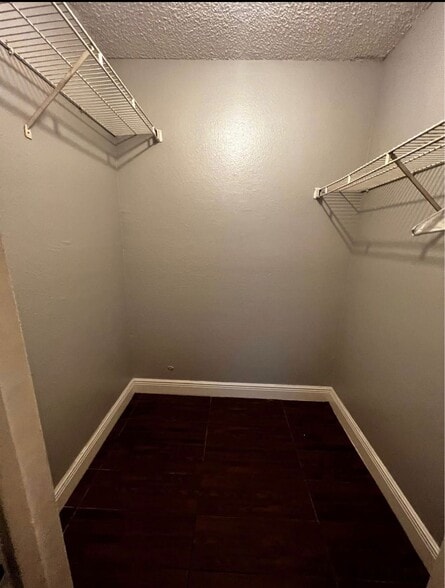 Walk in closet - 4658 Commander Dr