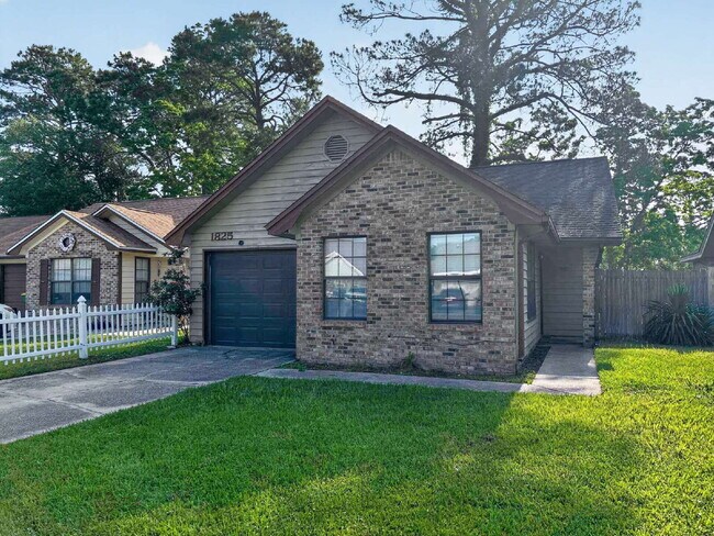 Building Photo - "Charming 2-Bedroom with 2 Full Baths, $250 off the first month's rent!