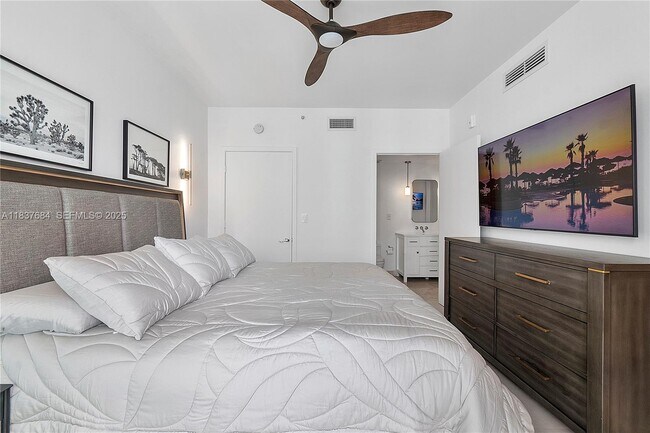 Building Photo - 6000 Collins Ave