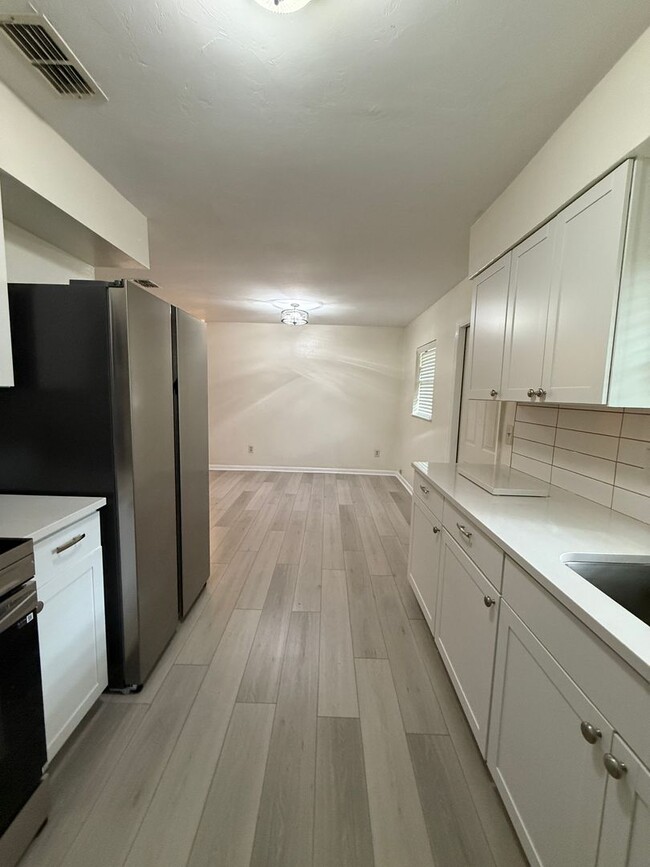 Building Photo - Completely Renovated!