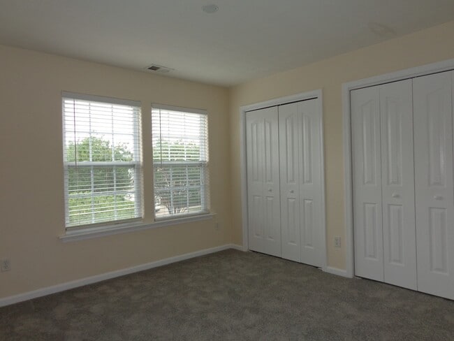 Building Photo - HUNNINGDON COMMONS