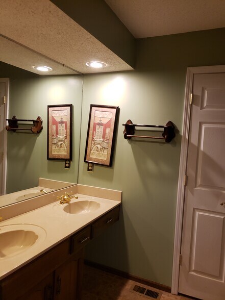 Building Photo - 6 NE 62nd Pl