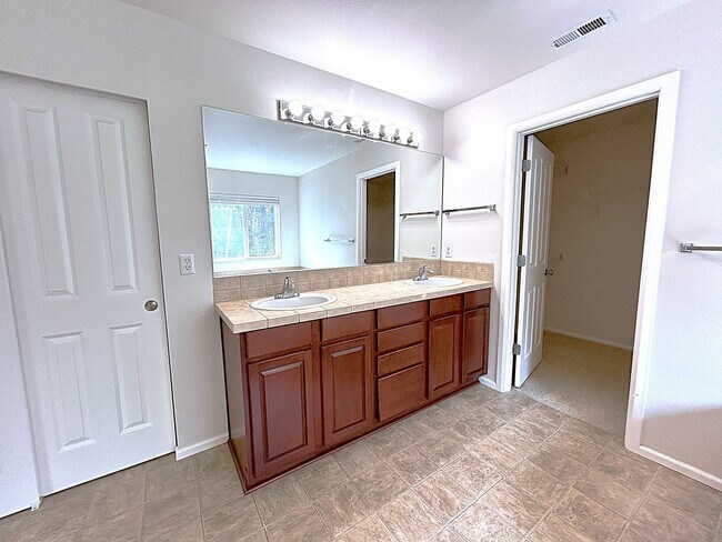 Building Photo - Beautifully appointed 4-Bedroom 2-bathroom...