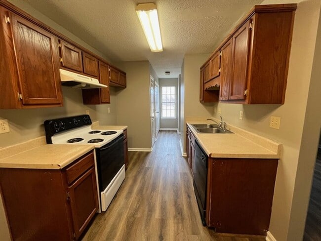 Building Photo - Renovated 3 Bedroom 3 Bath Townhome for Rent!