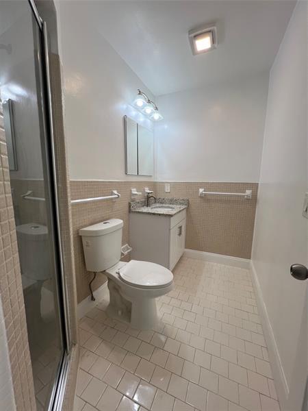 Building Photo - 2550 NE 51st St