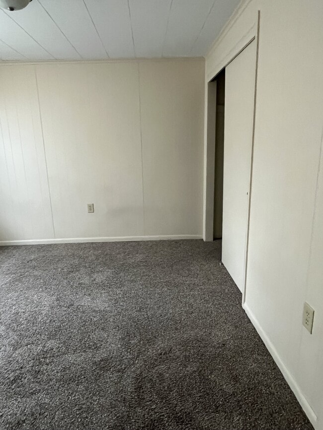 Building Photo - 611 Lincoln Way W