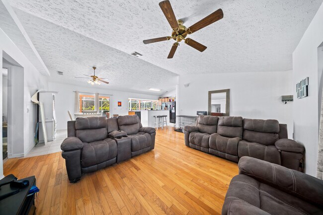 Building Photo - 5910 NW Bayou Ct