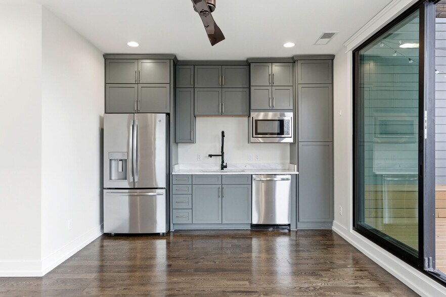 Building Photo - 1708B 15th Ave S