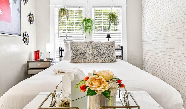 Building Photo - 5901 N Ola Ave