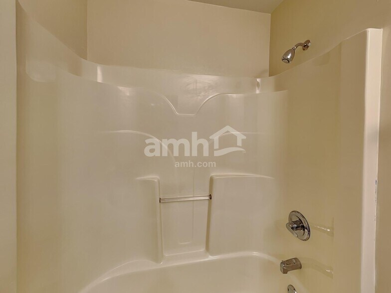 Building Photo - 902 Thorn Creek Dr