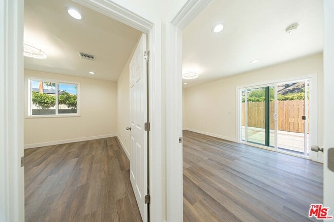 Building Photo - 8430 Glenoaks Blvd