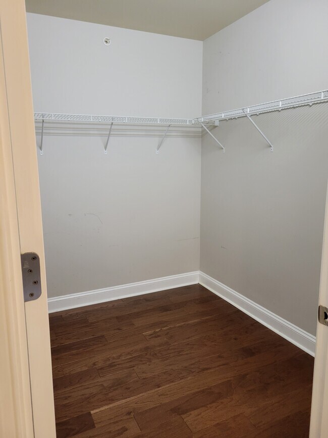 Building Photo - 701 Royal Ct