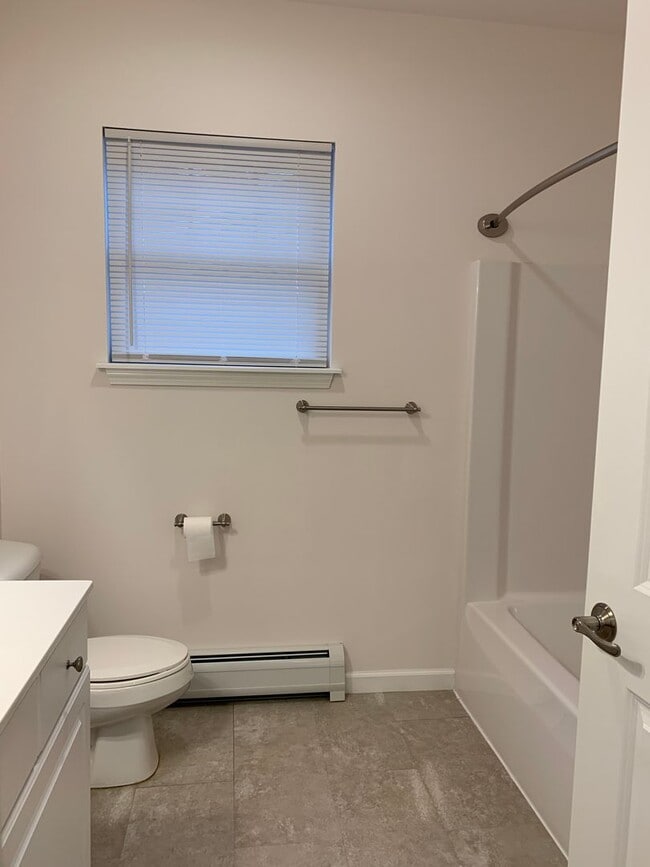 Building Photo - 2 bed, 1 bath apartment with washer and dryer included