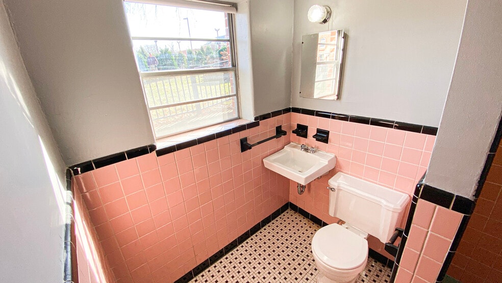 3/4 bathroom - 227 W Dunklin St
