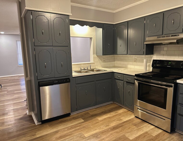 Kitchen w/Stainless Steel Appliances - 8302 Woodview Dr E