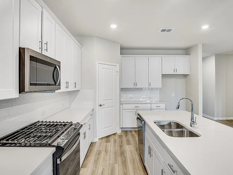 Building Photo - 3416 Kingsview Dr