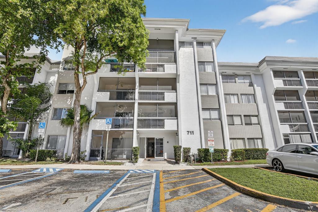 Building Photo - 711 N Pine Island Rd