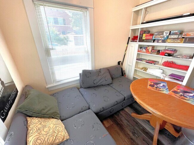 Building Photo - 128 Lathrop St