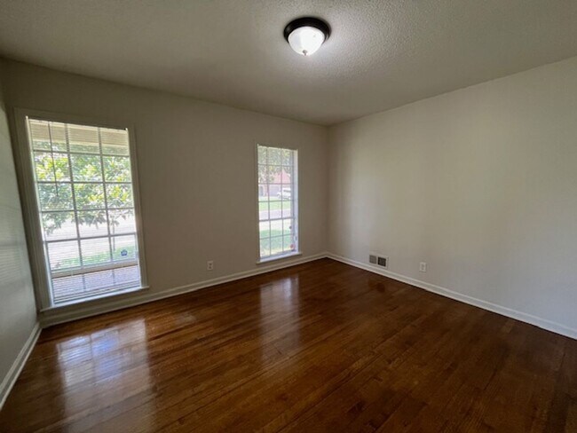 Building Photo - Renovated 4 Bedroom 2 Bath Home for Rent!