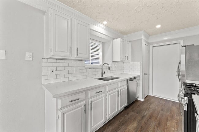 Building Photo - 14003 Vinehill Dr