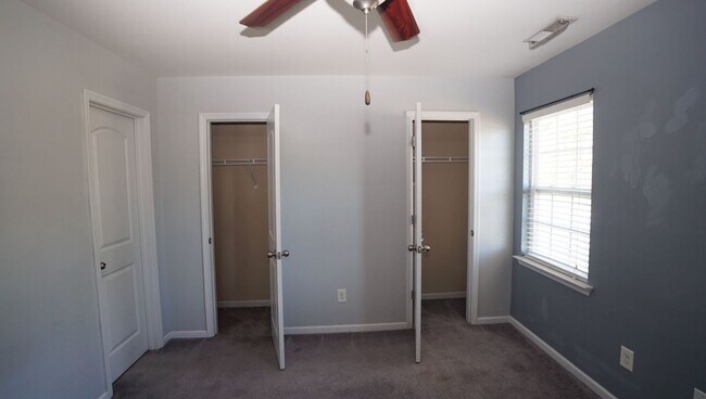 Building Photo - Two Bedroom Two and half Bathrooms Townhome!