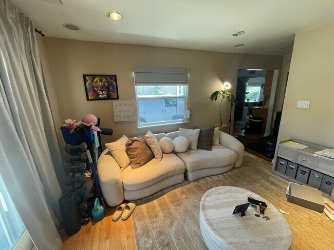 Building Photo - Super comfortable 2-bedroom, 2-bath home in Long Beach