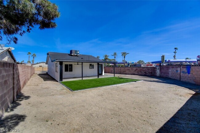 Building Photo - 4401 Vía Torino