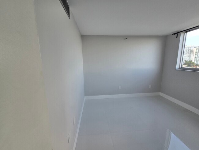 Building Photo - 1700 NW North River Dr