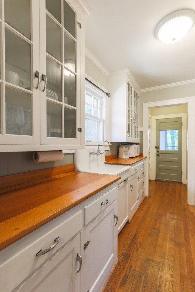 Building Photo - {4805}  Charming West Plaza Bungalow + Pri...
